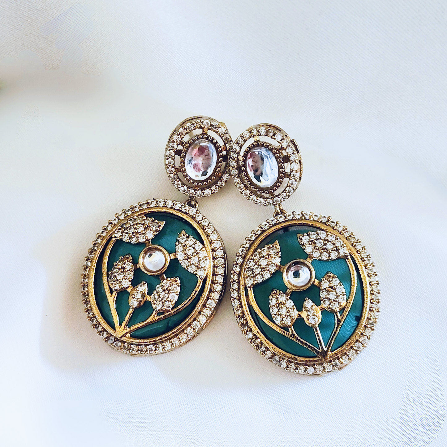 Stone-studded choker necklace set featuring leaf patterns β perfect for weddings and festive occasions.