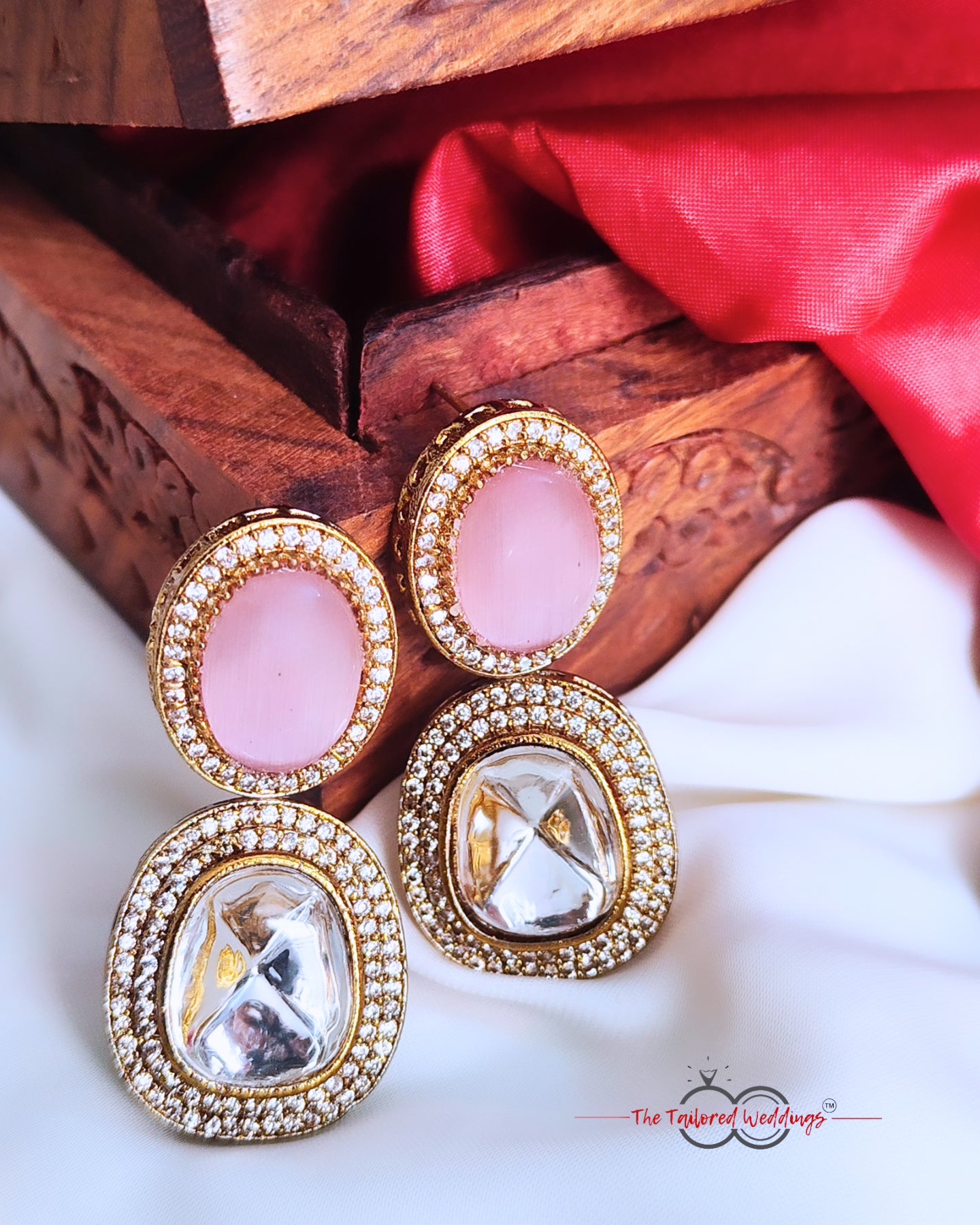 Add a royal touch to your outfit with our Polki-style neck piece, featuring two majestic elephant Motifs.