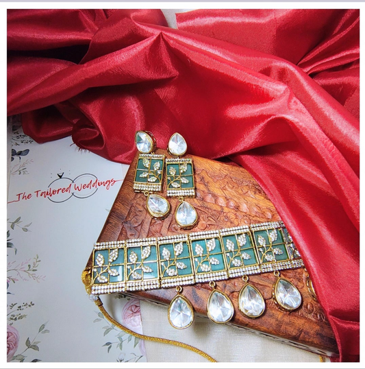 A perfect blend of tradition and nature! this leaf-patterned choker sits beautifully on your neck, adding regal touch to any look.